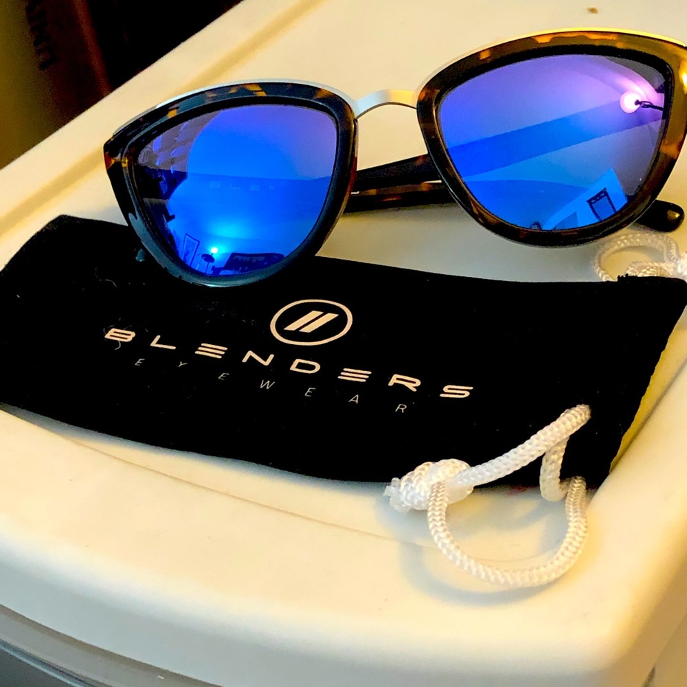 BLENDERS Discontinued ‘Foxy Joxy’ Sunglasses. 4.9 stars on company’s website.